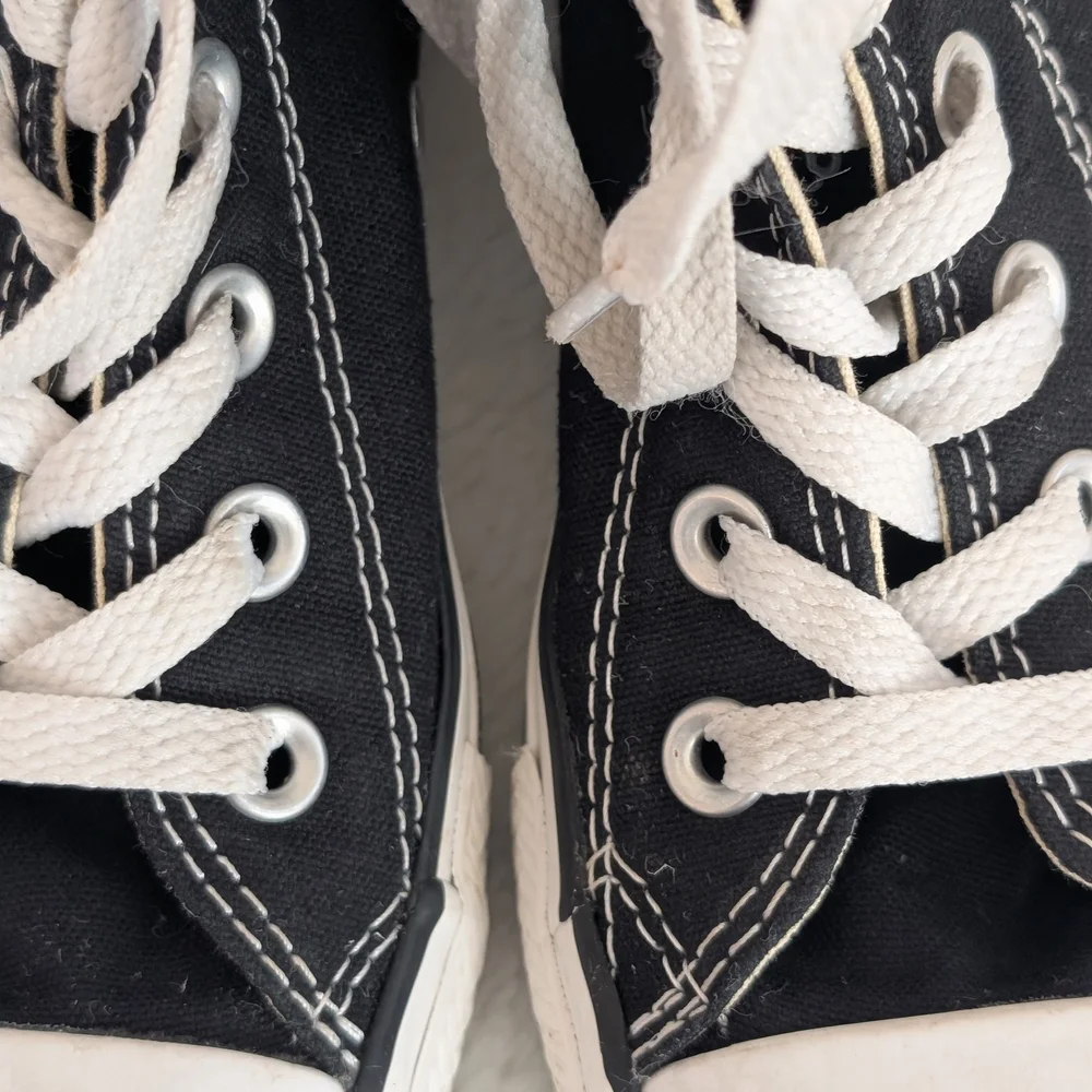 Great Condition: Converse Chuck Taylor All Star Women 6/Men 4